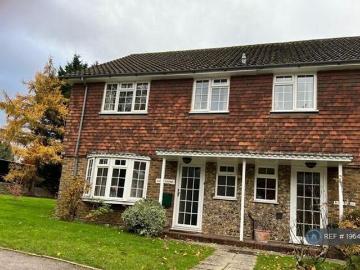 3 Bedroom End Of Terrace House For Rent In Effingham,...