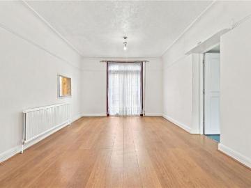 3 bedroom end of terrace house to rent