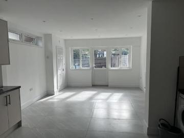 3 bedroom end of terrace house to rent