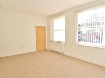 3 bedroom end of terrace house to rent