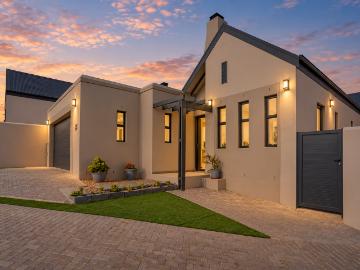 3 Bedroom Freehold To Let in Mount Royal Golf Estate