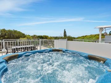 3 Bedroom Luxury Beach House with Rooftop Spa
