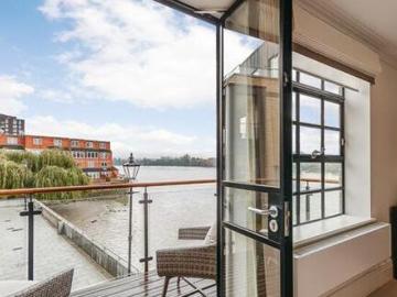3 Bedroom Penthouse For Rent In London