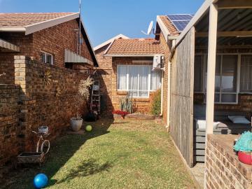 3 Bedroom Townhouse To Rent in Eldoraigne