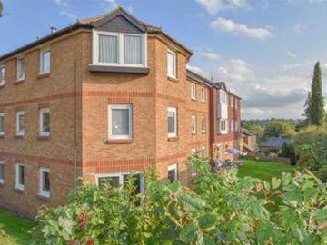 3 Bedrooms Flat for sale in Hartfield Court, Ware,...
