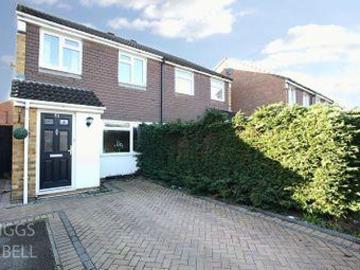3 Bedrooms Semi detached house for sale in Coltsfoot...