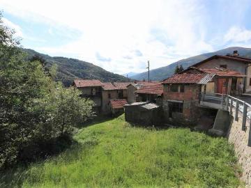 3 Rustici zum Ausbauen mit gr. Umschwung und Aussicht /...