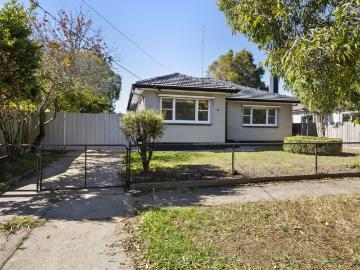3 room house to let in 36 Dover Street, Wendouree