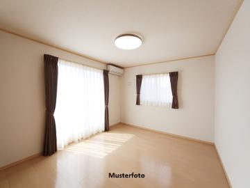 3 Zimmer Wohnung mit eigener Garage in...