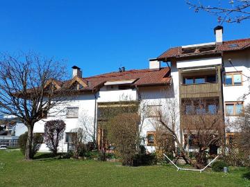 3 Zimmer Dachgeschoss Wohnung mit 2 großen Garagen...