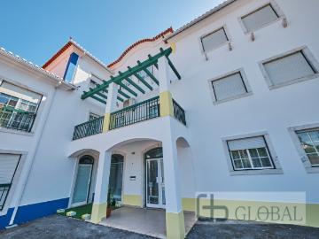 T3 Duplex com Suíte, Varanda e Parqueamento Excelente...