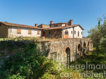 Tenuta con 5 edifici, piscina e 38 ha di terreno nel...