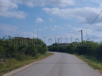 Terrain de 800 m², titré et doté de trois façades