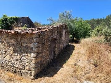 Terreno Com ruinas em Pedra para Recuperar em Aldeia...