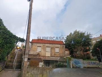 Terreno de dois lotes contíguos com Moradias em ruínas...