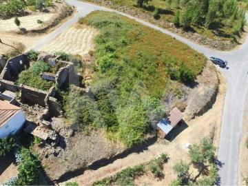 Terreno de 2000m2 com casa em Pedra para Restauro na...