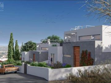 Terreno para construção com projecto para duas moradias...