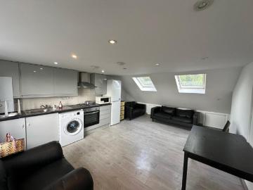 Three bedroom maisonette to let in London E4