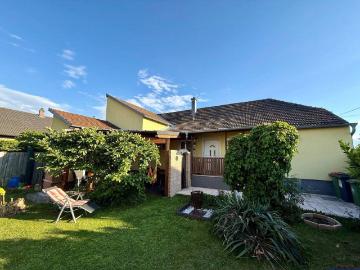 Top Einfamilienhaus mit Traumgarten und Terrasse in...