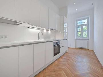 Traumhafte Altbauwohnung mit Balkon