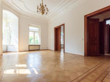 Traumhafte Wohnung in freistehender Villa