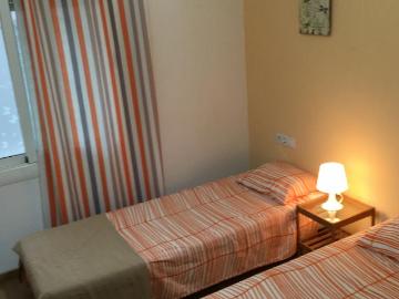 Twin bedroom in a 3 bedroom apartment near El Carmel...