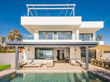 Ubicado en la prestigiosa zona de Costabella, Marbella...