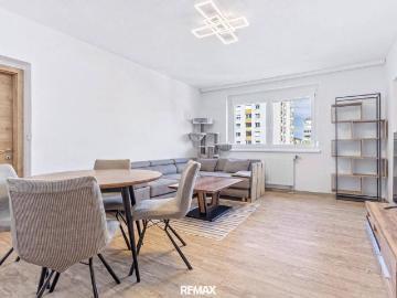 Umfassend modernisierte 2 Zimmer Wohnung mit Loggia in...