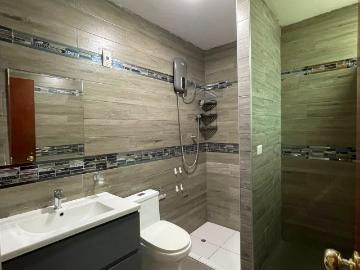 Venta de casa frente a parque en Comas, 420 mts2...