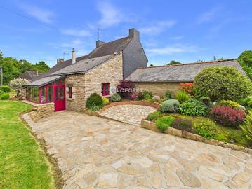 Vente Maison 8 pièces 280 m2 Guiscriff