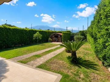 Vendesi casa indipendente ad Aci Sant'Antonio via...