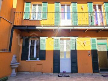 Vendesi quadrilocale ad Angera via Rocca