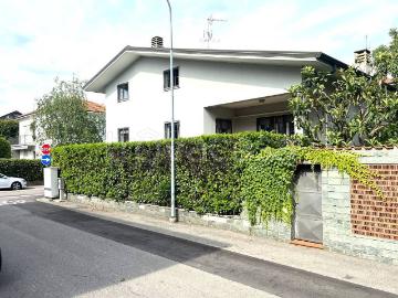 Vendesi villa bifamiliare a Pero via Francesco De Rosa