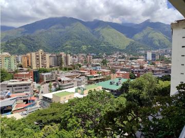 Vendo apartamento en La Urbina parte alta