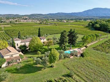 Vignoble avec piscine