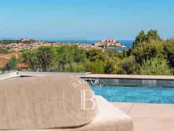 Villa avec piscine en bord de mer