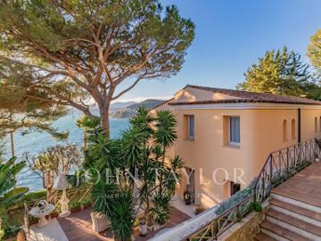 Villa avec piscine et terrasse