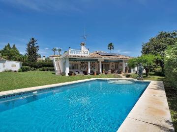 Villa / Chalet de 368 m2 en venta en El Paraíso, España