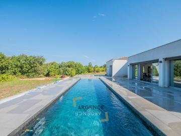 VILLA CONTEMPORAINE DANS UN ÉCRIN DE NATURE