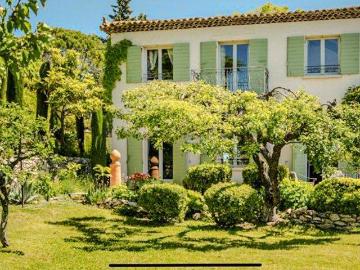 Villa de charme avec piscine et vue panoramique en plein...
