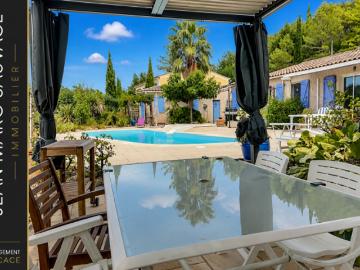Villa de plain pied avec studio indépendant, piscine et vue