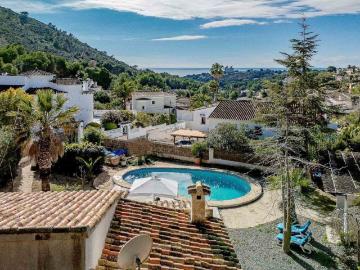 Villa de planta baja cerca de la playa El Portet en un...