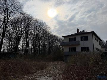 Villa mit 4.445 m² Grundstück, privatem Wald &...