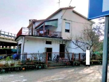 Villetta bifamiliare in vendita di 140 m² in Via C Colombo