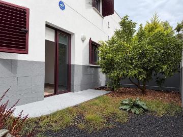 Vivienda unifamiliar adosada con jardín y azotea privada...