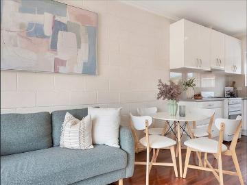Walking Distance to Largs Bay!