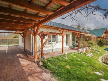 Wasserlage mit Seltenheitswert – stilvoller Bungalow mit...