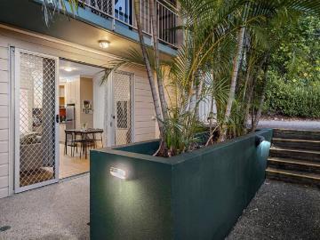 Whisper Quiet Location With Wonderful Leafy Courtyard