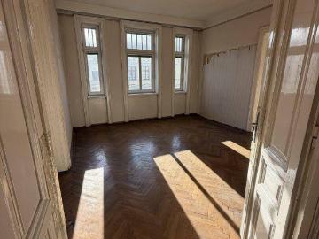 Wohnen im Neunzehnten Drei Zimmer, hohe Räume und jede...