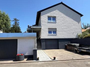 Wohnung mit GalerieDachgeschossausbau, Garage und Garten